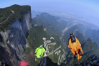 ウイングスーツ・フライングの女子選手が行方不明 中国