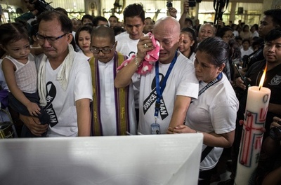 17歳少年射殺に怒り、葬儀参列の3000人が麻薬戦争抗議デモ