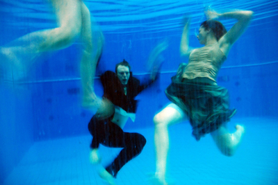 ベルリンで水中オペラ開幕、アールヌーボー様式のプールで