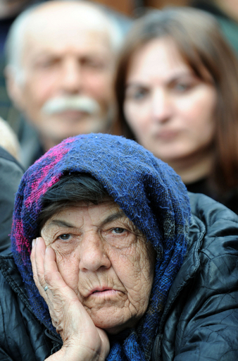 大統領の辞任求め大規模デモ続く グルジア・トビリシ