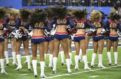 アメフト、チアリーダーの扱いめぐり非難殺到 トップレス撮影も強要か