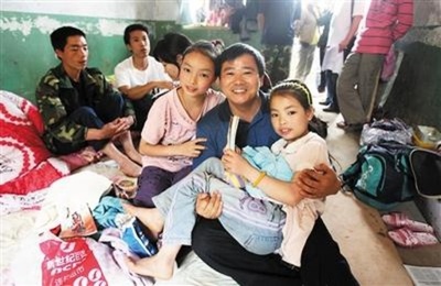 母失った姉妹、「3人のお父さん」に育てられ 四川大地震から10年