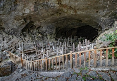 ミャオ族の珍しい洞窟墓地、中国・貴陽市