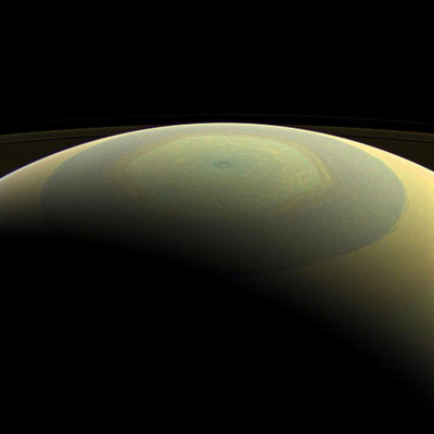 まるでクリスマスオーナメント、NASA公開の土星画像