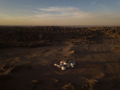 砂漠の真ん中に火星基地シミュレーター開設、若者向け教育施設 中国