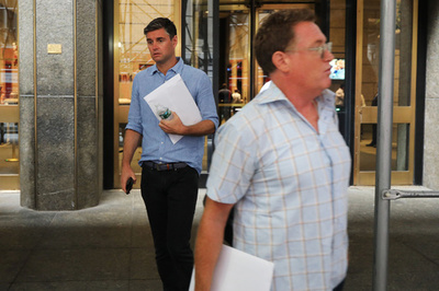 解雇通知を手に玄関を…ドイツ銀の人員削減、行員らに陰鬱な空気