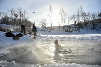 氷点下35度のシベリアで寒中水泳 「くせになる」　