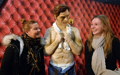 映画化の大ヒット官能小説、英見本市で主人公の等身大ケーキ