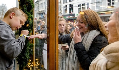 脳腫瘍の6歳少年、爪を塗って1億5600万円以上集める