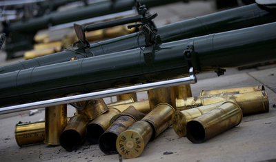 英テムズ川に祝砲、女王即位61周年で