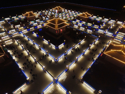 幸せ願い明かりの回廊巡る　1000年続く「九曲黄河灯陣」