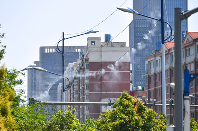 高所から水を噴霧、舞い上がるホコリ対策 雲南省昆明