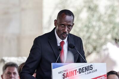 仏大聖堂に「非白人の大規模強制送還」求める横断幕 黒人市長、「憎悪」に基づく行為と非難