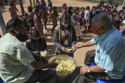 給食にヘビ混入「取り除いて提供」 100人超が体調不良 インド