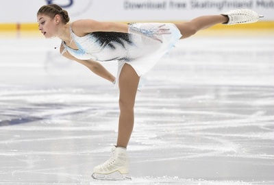 シニアデビューの16歳コストルナヤが女子SP首位発進、フランス杯