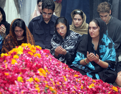 ブット氏の死をめぐり攻防、アルカイダは関与を否定、ブット氏側は射殺を主張