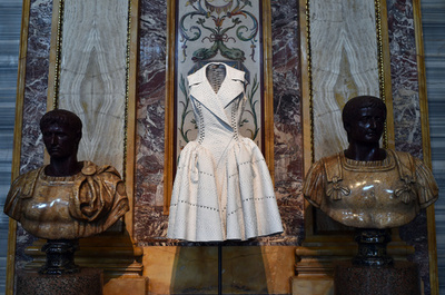 アズディン・アライア「ソフト彫刻」展が大盛況、伊ローマ