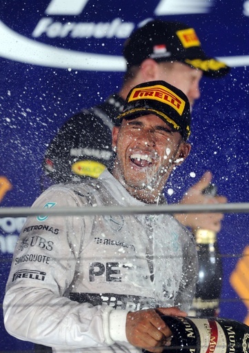 ハミルトンが優勝、ロズベルグはリタイア シンガポールGP