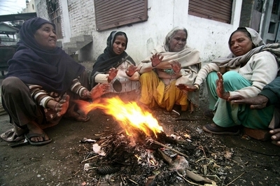 教師たちが児童の本を燃やしてたき火、インド