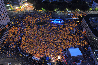 米牛肉の輸入再開に2万人抗議、ソウル