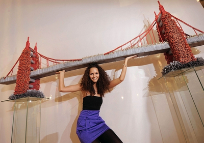 モデルがヒョイ、筆記具でできた金門橋 ドイツで文房具展示会