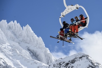 スキー場の営業OK、でもリフトは禁止 仏政府指針にリゾート地激怒