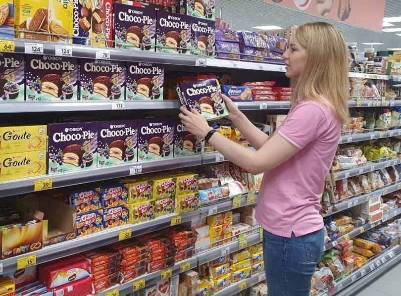 ロシアのオリオン店舗に並ぶチョコパイ製品=オリオン提供(c)news1