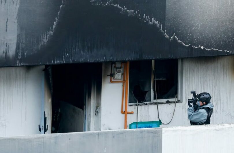 火災現場で鑑識をする当局者(c)news1