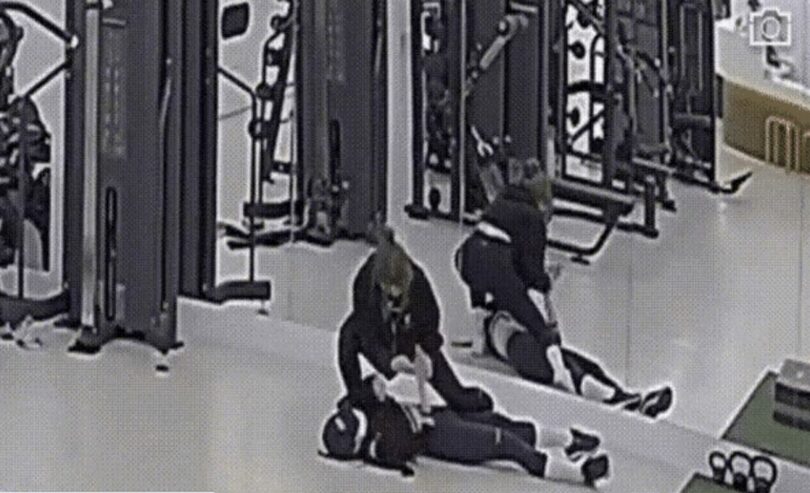 ジムで女性トレーナーと会員がもみ合う映像が拡散している（オンラインコミュニティキャプチャー）(c)news1