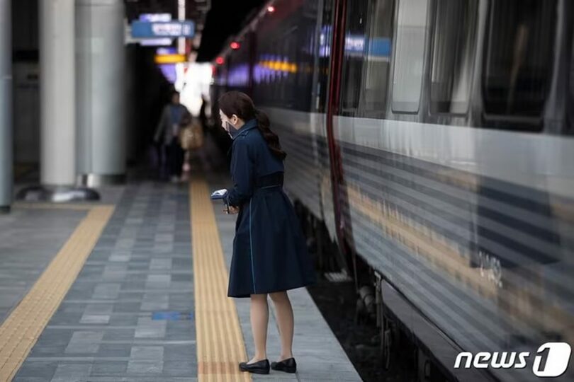 ソウル駅で勤務するKTX乗務員(c)news1