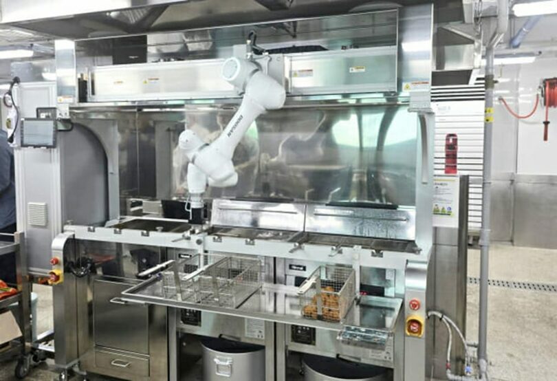 大邱市にある小・中学校に設置された団体給食用揚げ物ソリューション＝斗山ロボティクス(c)KOREA WAVE