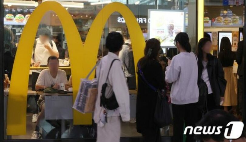 ソウル市内のハンバーガーフランチャイズでキオスクを利用して注文する市民(c)news1