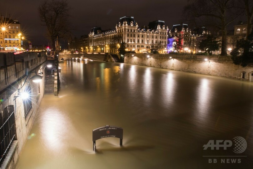 仏パリ・セーヌ川の水位、通常より4m上昇 観光に引き続き影響
