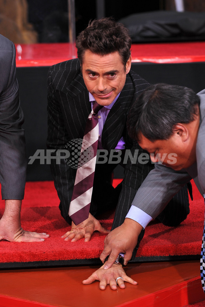 ロバート・ダウニー・Jr、ハリウッドに手形足形を刻む