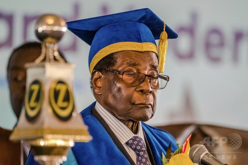 ジンバブエ大統領、 政変後初めて姿見せる 大学卒業式に出席