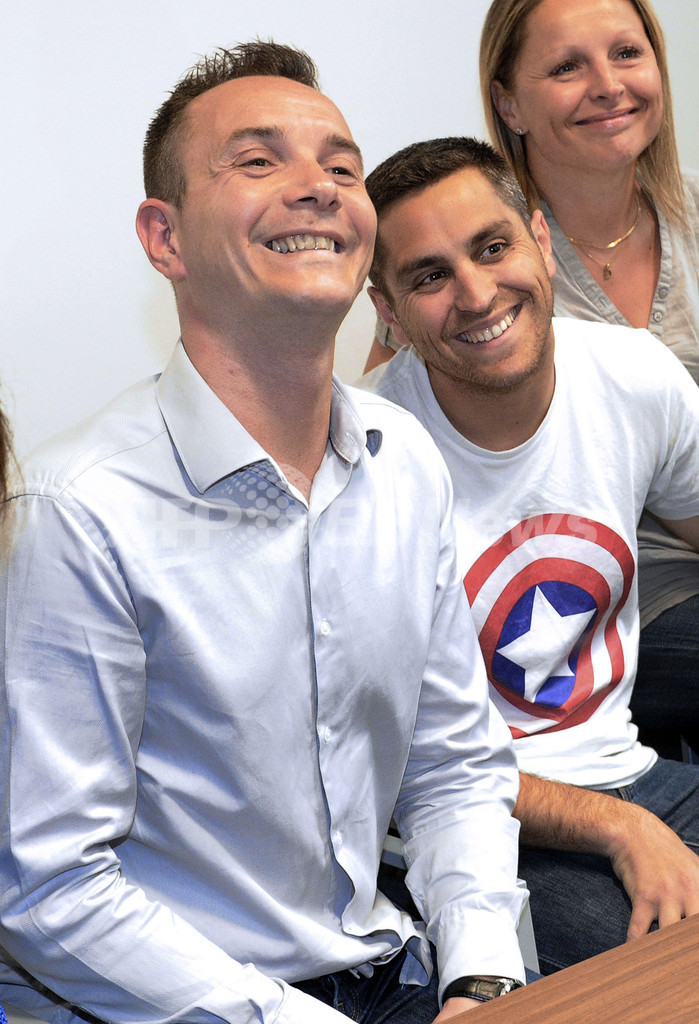 フランス初の同性婚カップル誕生、男性2人が愛誓う