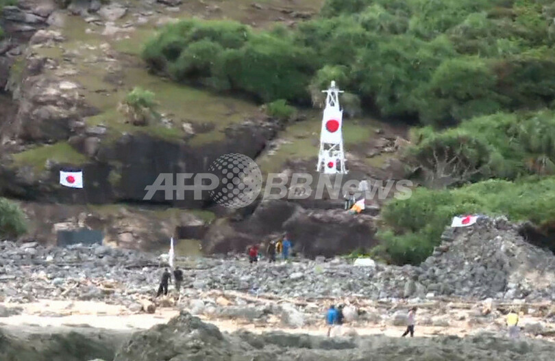 尖閣・魚釣島に日本人約10人、日本国旗を掲揚