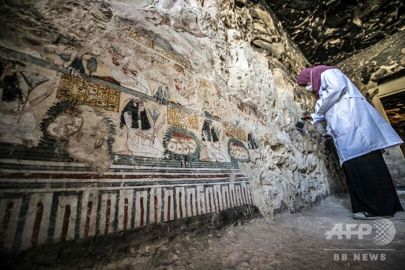 エジプト、古代都市テーベで新たに発見の墓を公開 無傷の石棺も