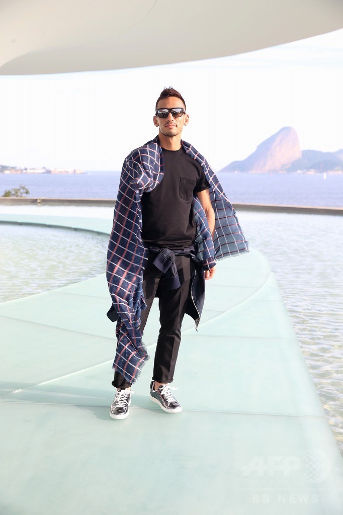 「ルイ・ヴィトン」17年クルーズショーにセレブ集結