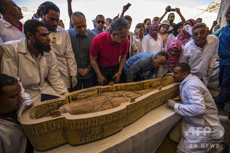 エジプト遺跡でひつぎ30個発掘、3000年を経ても色彩豊か