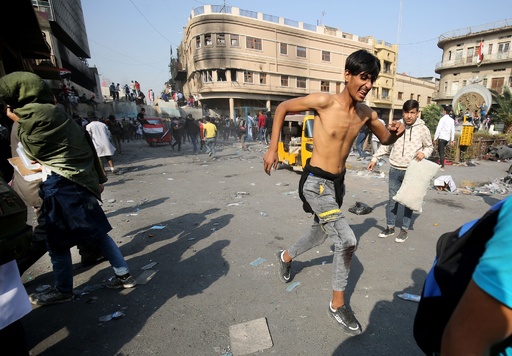 反政府デモ続くイラク、首都の3か所で爆発 6人死亡