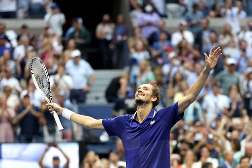 メドベージェフが全米OP優勝 ジョコビッチは年間GSならず涙 写真20枚