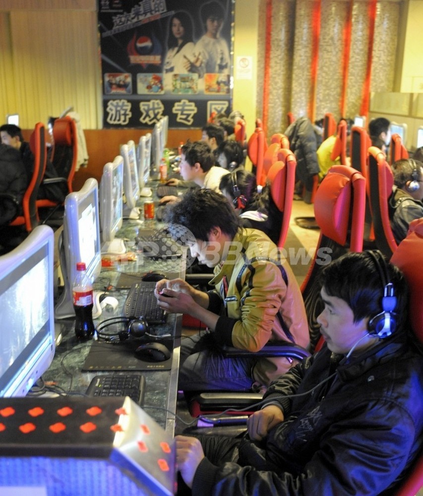 Китайский интернет. Интернет кафе в Китае. Китаец в интернет-кафе. Компьютерный клуб в Китае. Игровые клубы Китая.