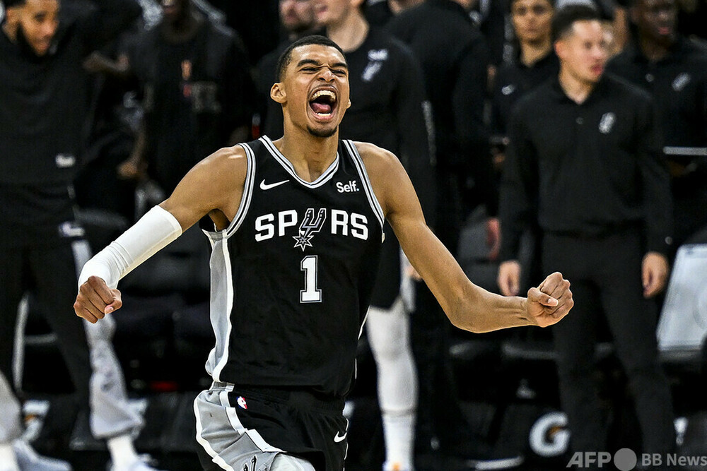 スパーズの大型新人ウェンバンヤマ、NBA最優秀新人賞に選出 写真1枚
