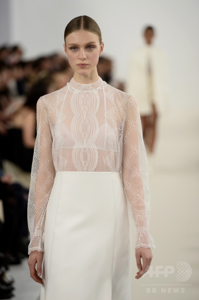 「ヴァレンティノ」、白一色のオートクチュール発表