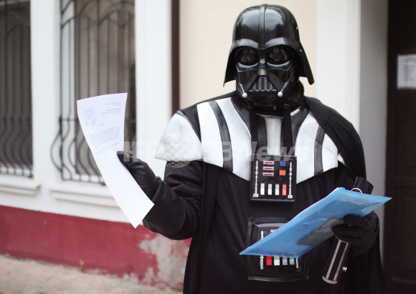 市庁舎にダース・ベイダー現る、宇宙船停泊地を要求 ウクライナ