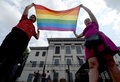 ウクライナの首都キエフにあるロシア大使館前で、LGBTの象徴である虹色の旗を掲げるウクライナ人LGBT活動家ら（2019年7月24日撮影）。(c)Sergei SUPINSKY / AFP