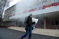 ウクライナ東部ゴルロフカ（Gorlivka）の警察署を襲撃する親ロシア派の活動家（2014年4月14日撮影）。(c)AFP/ALEXEY KRAVTSOV