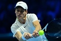 男子テニス、ATPファイナルズ5日目。リターンを打つヤニック・シナー（2023年11月16日撮影）。(c)Tiziana FABI / AFP