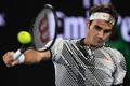全豪オープンテニス、男子シングルス決勝。バックハンドを打つロジャー・フェデラー（2017年1月29日撮影）。(c)AFP/WILLIAM WEST